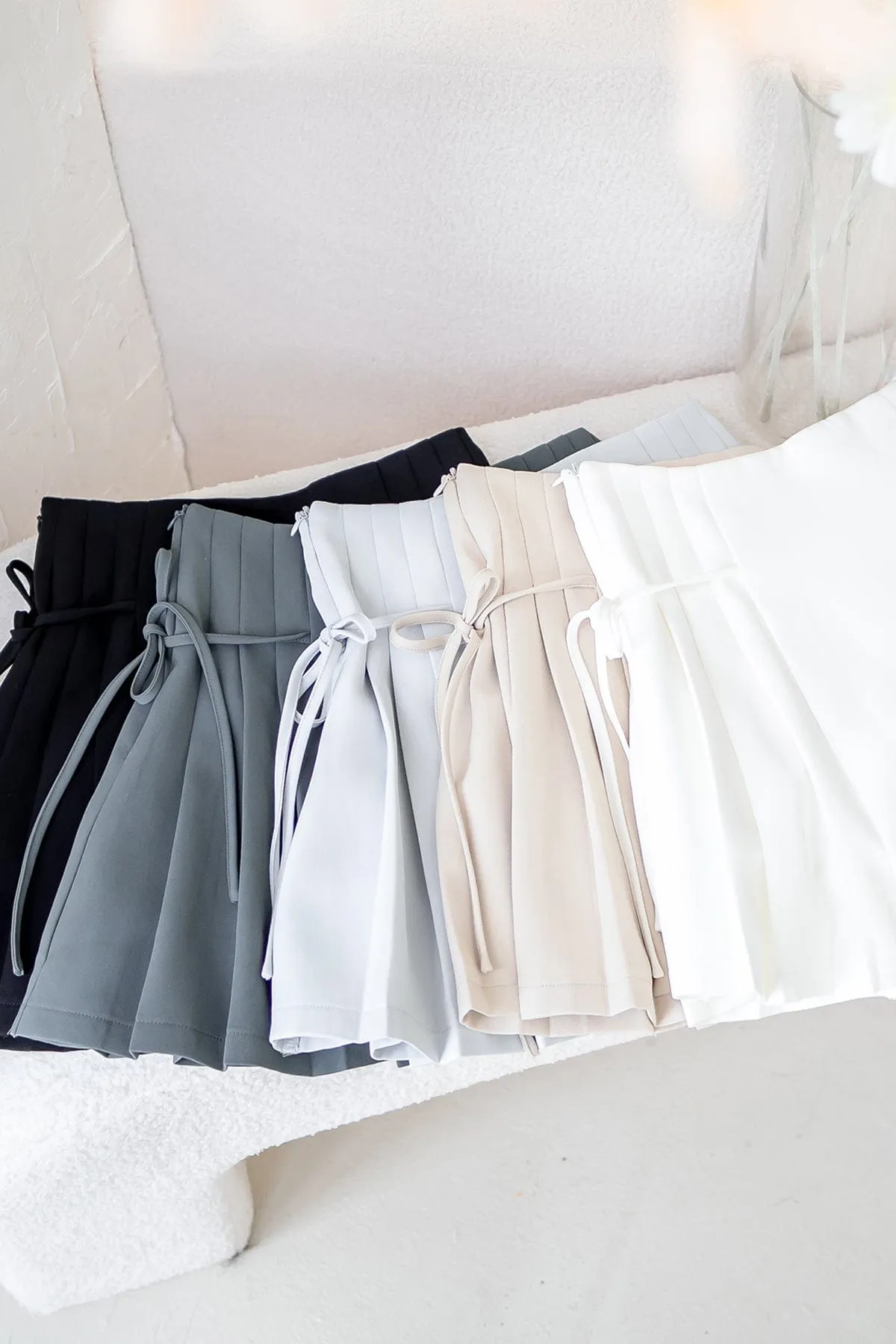 LILLEE RIBBON PLEATED SKORTS IN WHITE