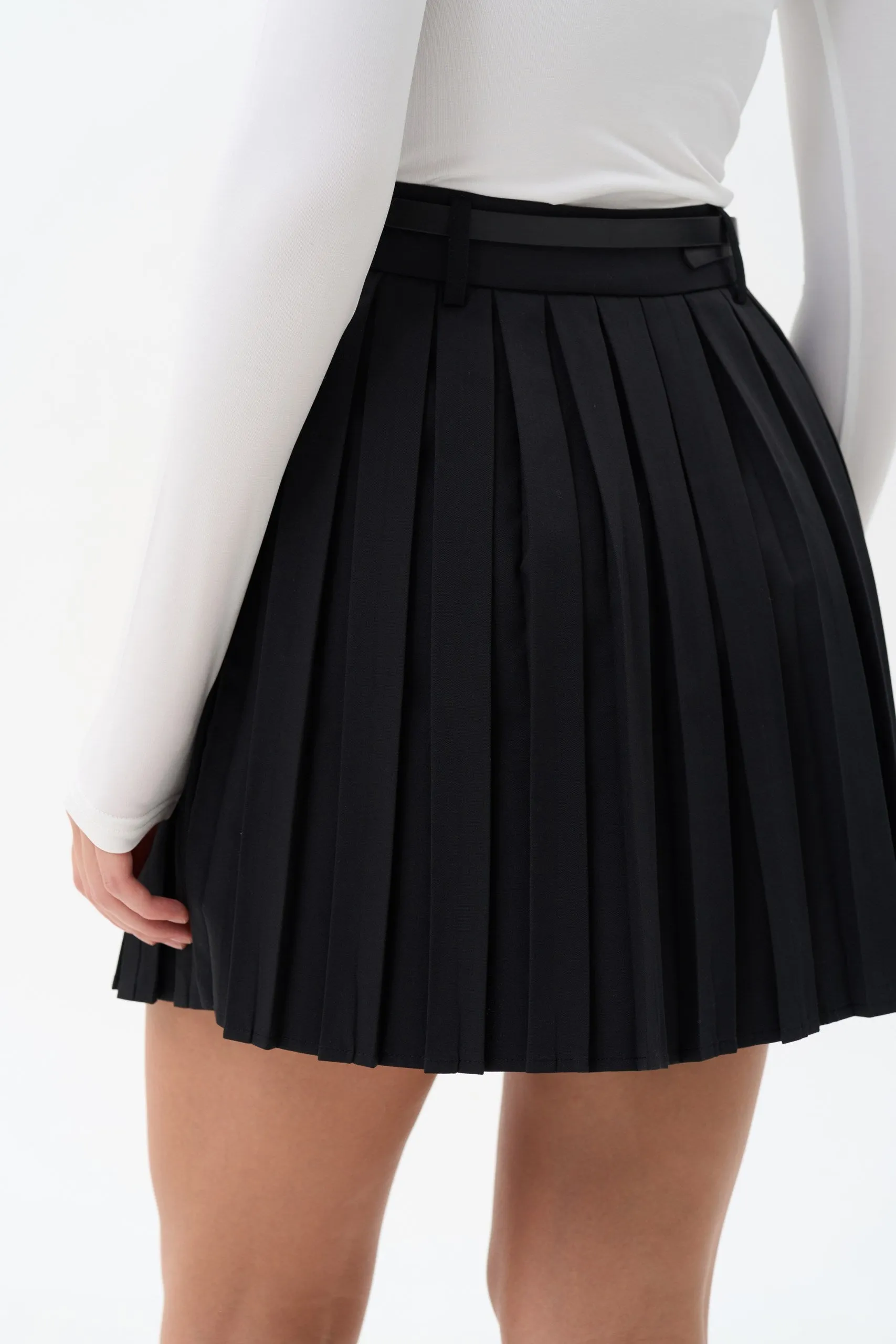 Pleated skirtt in color black