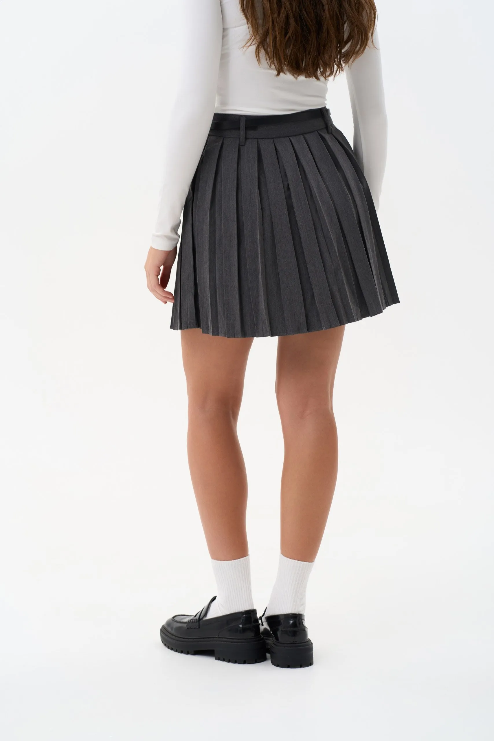 Pleated skirtt in color grey